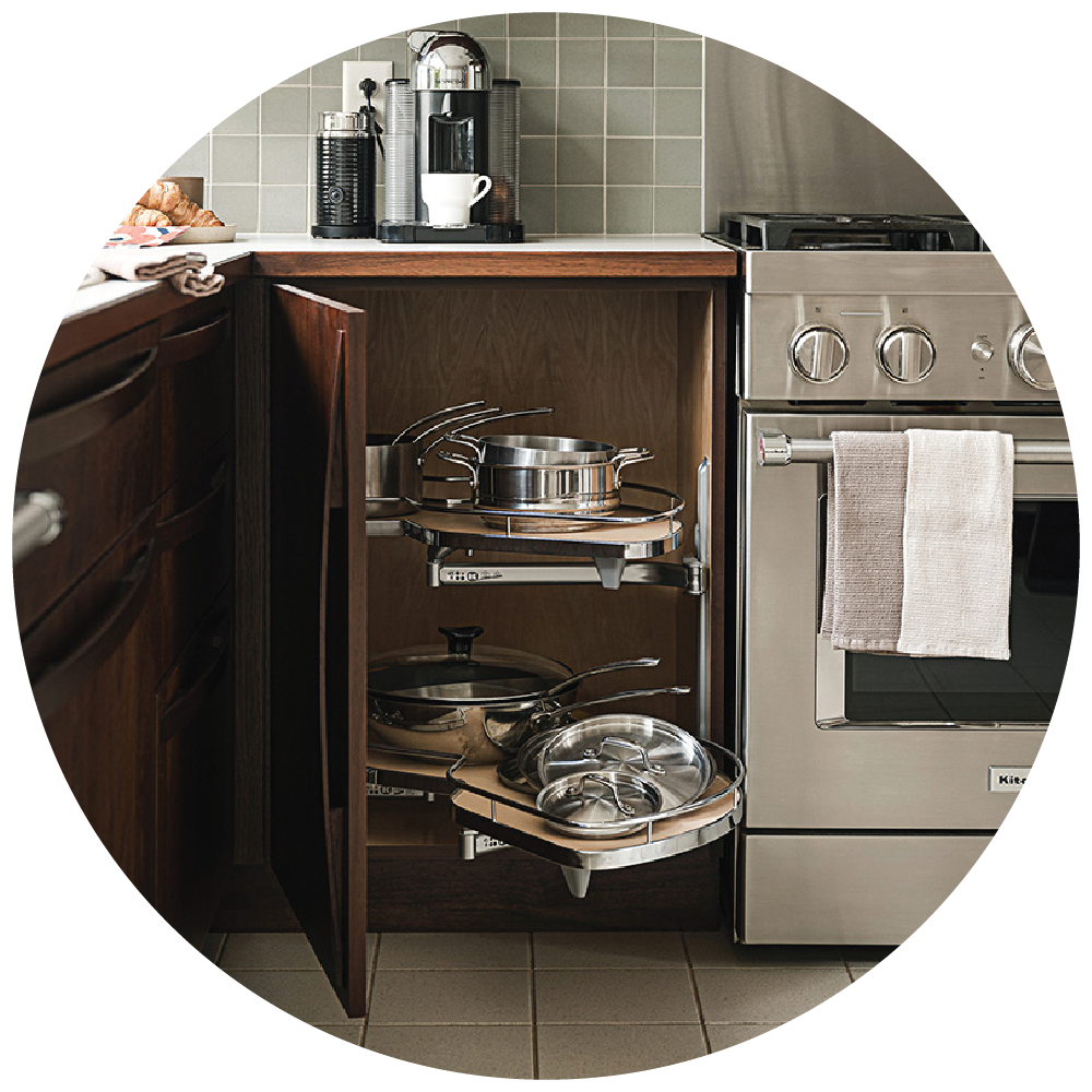 Corner cabinet with spin-out lazy susan feature